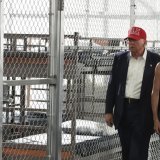 Le président américain Donald Trump a visité le centre en compagnie de la ministre de la Sécurité intérieure Kristi Noem. KEYSTONE/AP/Evan Vucci